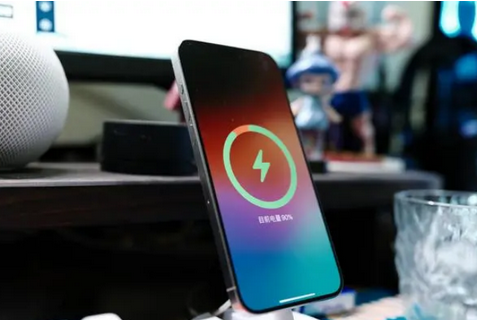 康平苹果15换屏服务分享用什么充电器给iPhone15充电更好 